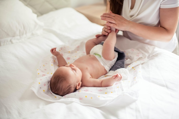 Junge schöne Mutter hält ein Baby