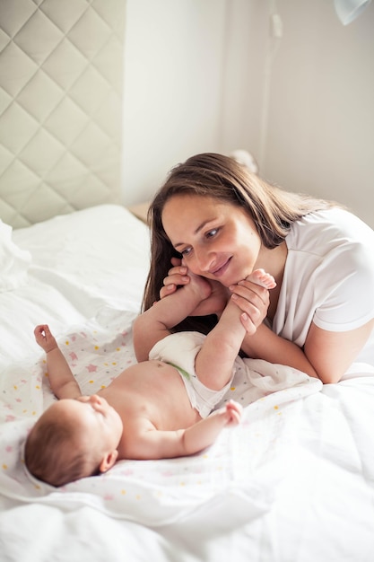 Junge schöne Mutter hält ein Baby