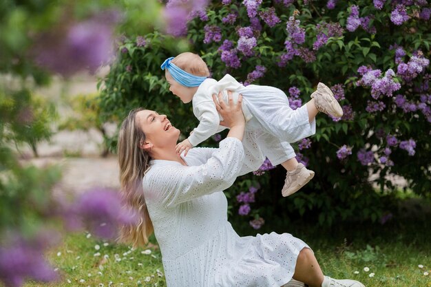 Foto junge schöne mutter mit einer kleinen tochter von 15 jahren in blühenden lila