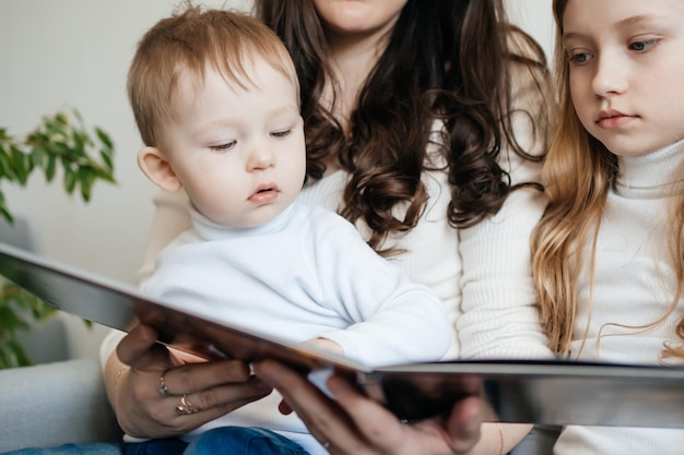 Foto junge schöne mutter mit ihrem sohn und ihrer tochter