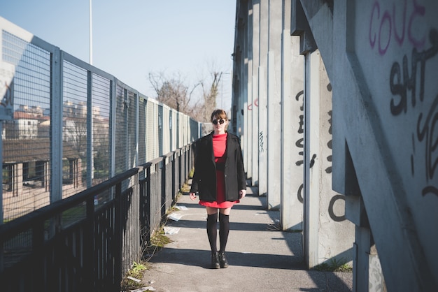 junge schöne rot gekleidete Vintage Hipster Frau