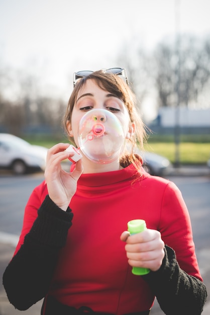 junge schöne rot gekleidete Vintage Hipster Frau