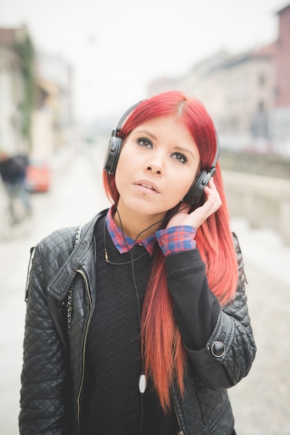 junge schöne rote Haare venezolanischen Frau Lebensstil Musik hören