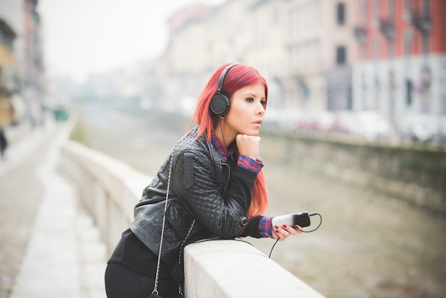 junge schöne rote Haare venezolanischen Frau Lebensstil Musik hören