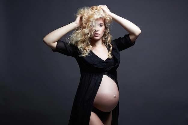 Junge schöne schwangere Frau Blondes Mädchen mit dickem Bauch