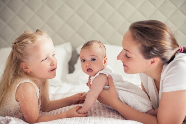 Junge schöne Schwester hält ein Baby