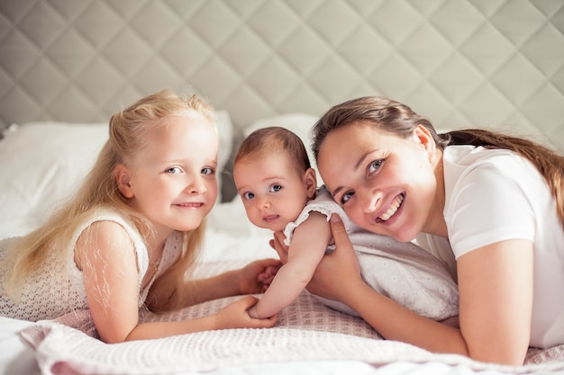 Junge schöne Schwester hält ein Baby