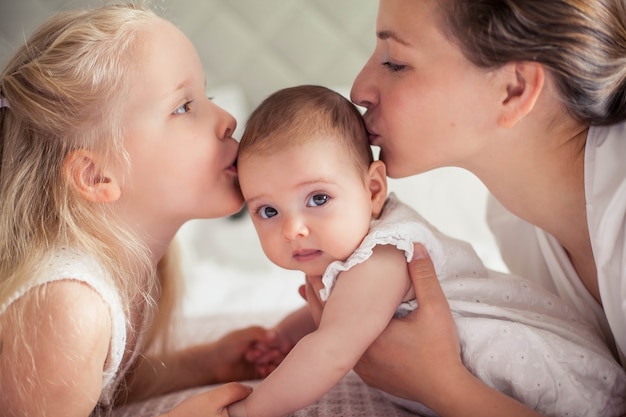 Junge schöne Schwester hält ein Baby