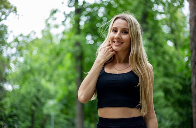 Junge schöne sportliche blonde Frau