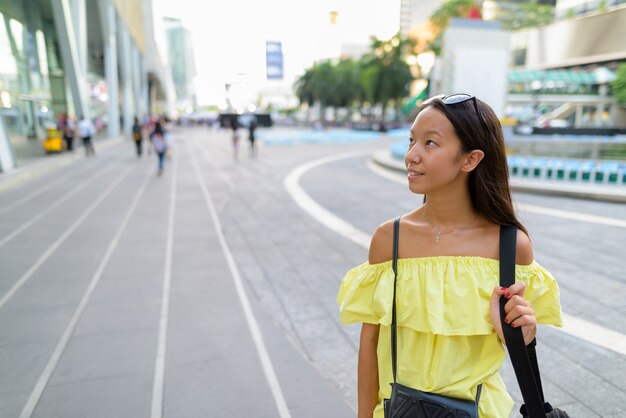 Junge schöne Touristenfrau, die die Stadt Bangkok erkundet