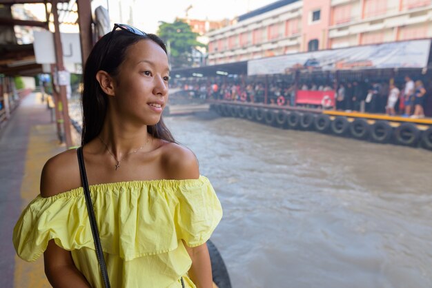 Junge schöne Touristenfrau, die die Stadt Bangkok erkundet