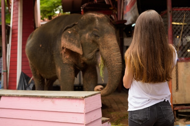 Junge schöne Touristenfrau, die Urlaub in Ayutthaya, Thai hat