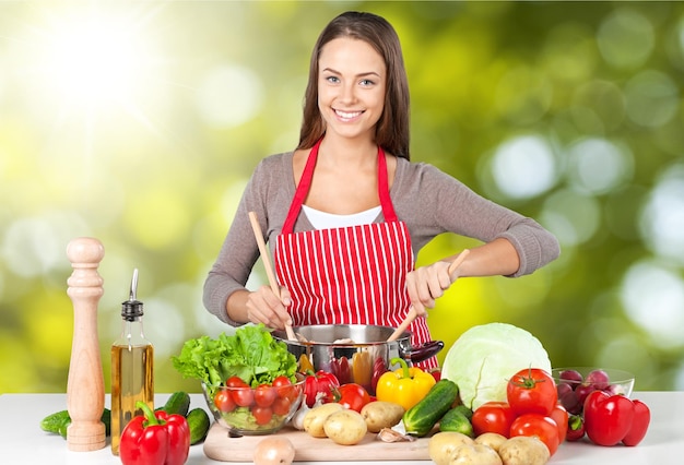 Junge Schönheit mit Frischgemüsekochen