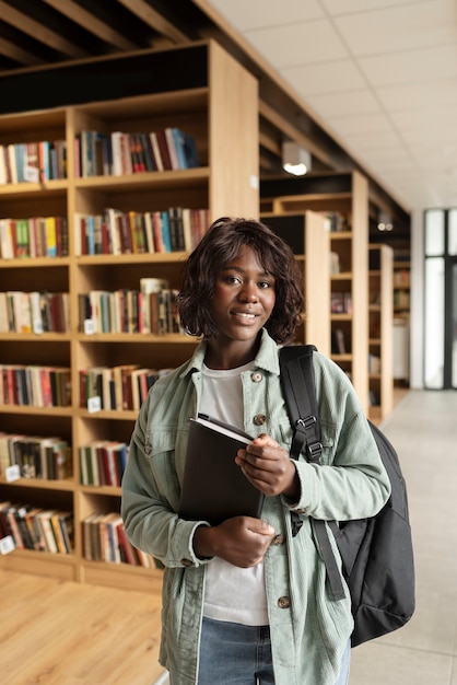 Foto junge schüler lernen in der bibliothek