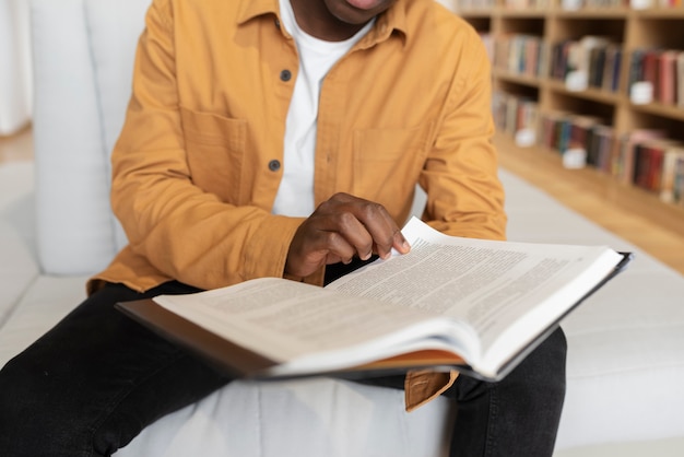 Junge Schüler lernen in der Bibliothek