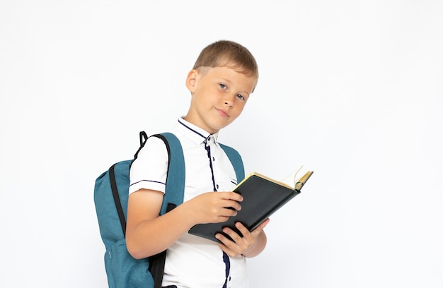 Junge Schuljunge hält ein Buch isoliert auf weißem Banner-Kopienraum