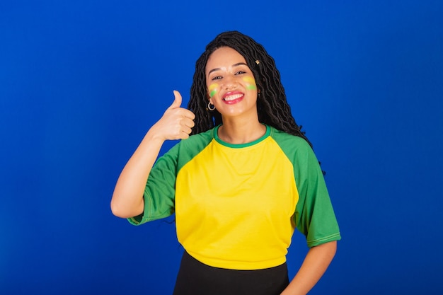 Junge schwarze Brasilianerin Fußballfan wie Zeichen Daumen hoch Zustimmung bejahend