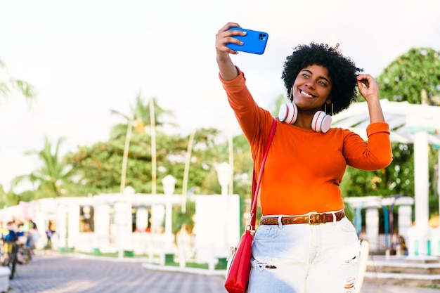 Junge schwarze Frau, die ein Selfie macht