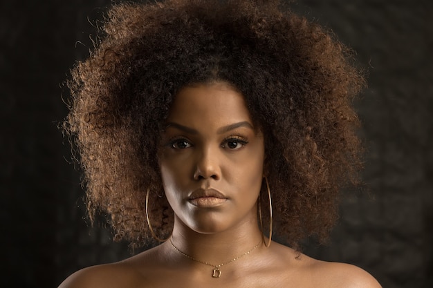 Junge schwarze Frau mit Afro-Frisur