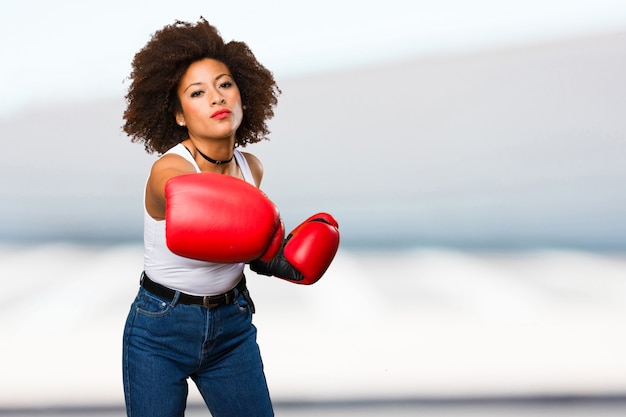 junge schwarze Frau mit Boxhandschuhen