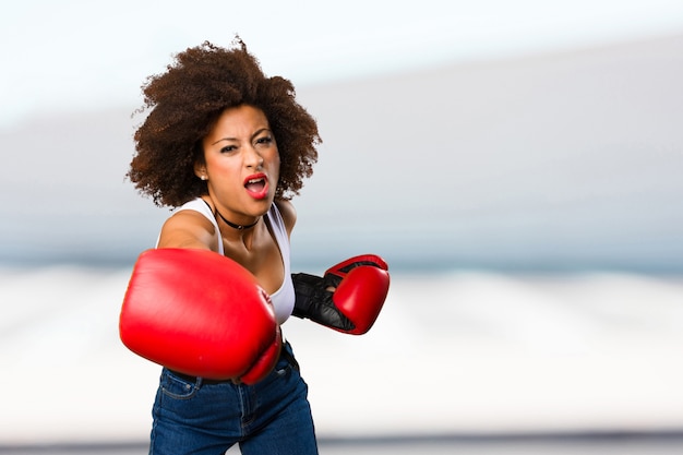 junge schwarze Frau mit Boxhandschuhen