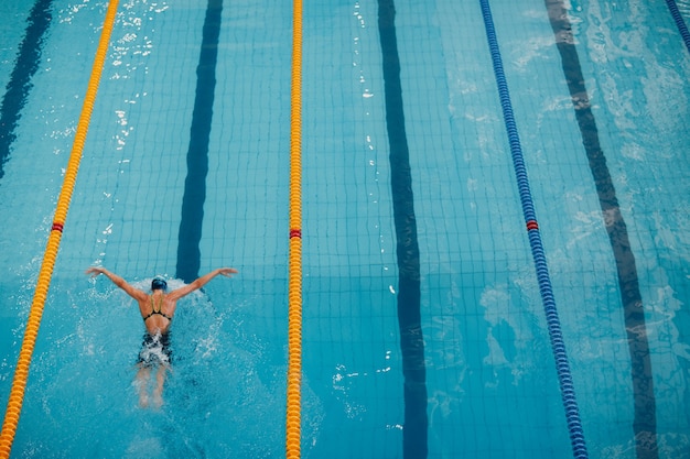 Junge Schwimmerin schwimmt im Schwimmbad