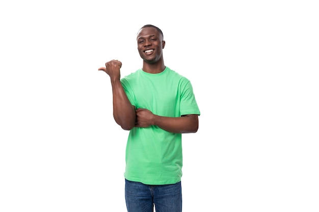 Junge, selbstbewusste amerikanische männliche Promoter in grünem T-Shirt mit Mockup
