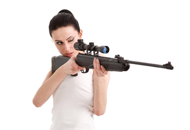 Junge sexy Frau mit einem Scharfschützengewehr lokalisierte weißen Hintergrund