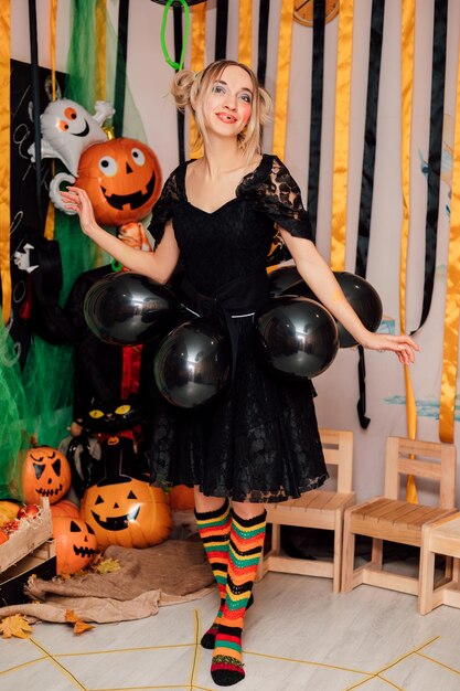 Junge sexy lustige Hexe auf einer Halloween-Party