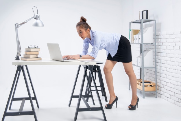 Foto junge sexy sekretärin geschäftsfrau attraktive vorbereitung der arbeit und mit laptop