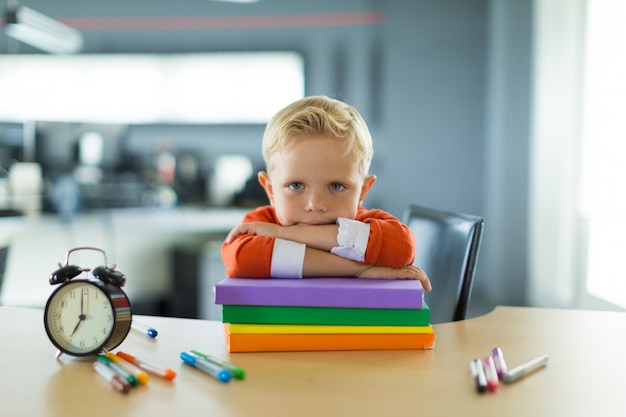 Junge sitzen am Schreibtisch im Büro