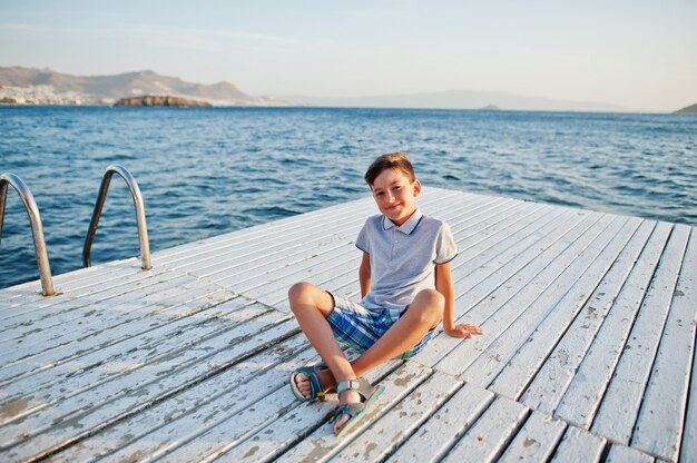 Junge sitzen im Türkei-Resort am Pier gegen das Mittelmeer.