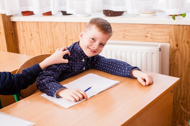 Foto junge sitzt auf dem tisch