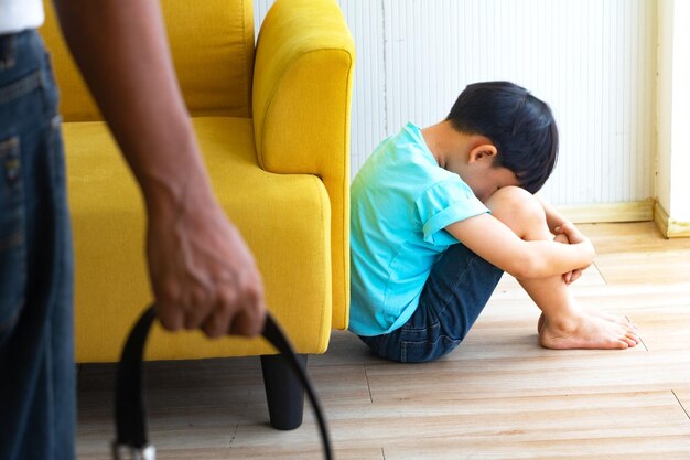 Junge sitzt zu Hause auf dem Boden