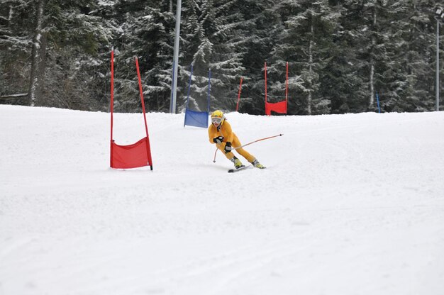 Junge Skifahrer rasen schnell bergab im Winterschnee