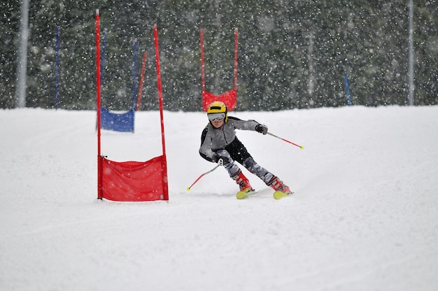 Junge Skifahrer rasen schnell bergab im Winterschnee