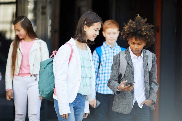 Junge spart die Anzahl der Klassenkameraden