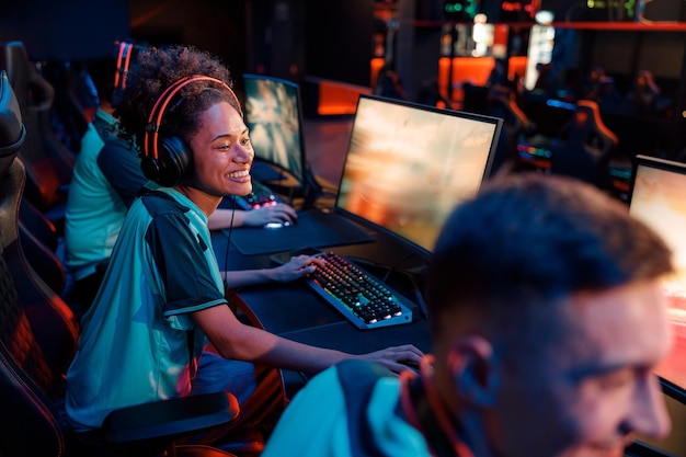 Junge Spieler, die am Esport-Turnier im Gaming-Club teilnehmen