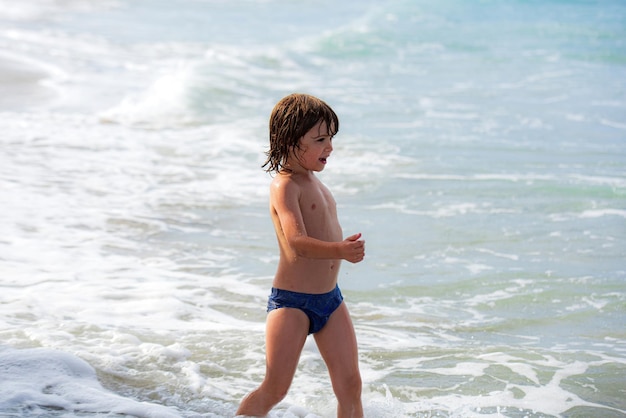 Junge spielt am Strand Sommerurlaub Sommer Kinder Wochenende Kind am Meer