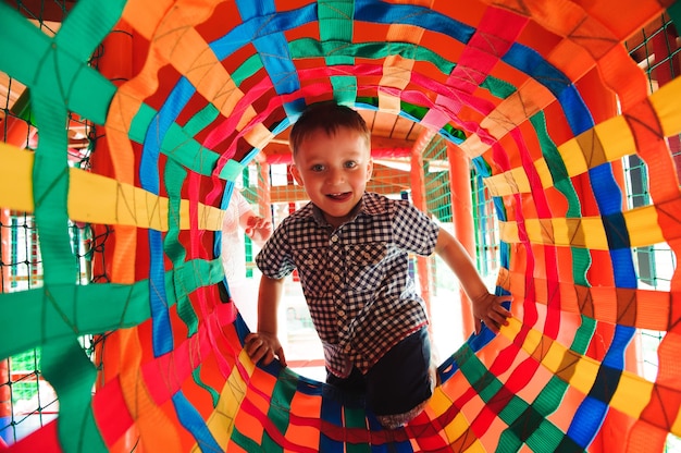 Junge spielt auf dem Spielplatz im Kinderlabyrinth. Kinderlabyrinth.