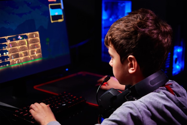 Junge spielt Computerspiel zu Hause Spielsucht