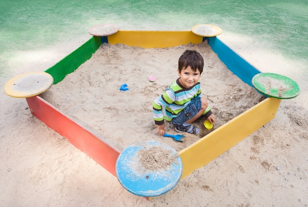 Junge spielt im Sandkasten