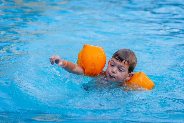Junge spielt im Schwimmbad