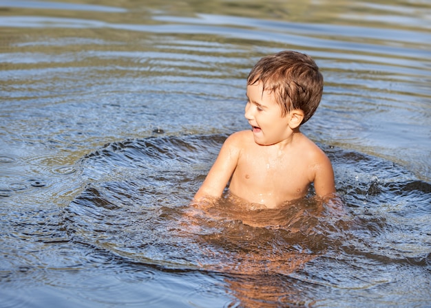 Junge spielt im Wasser