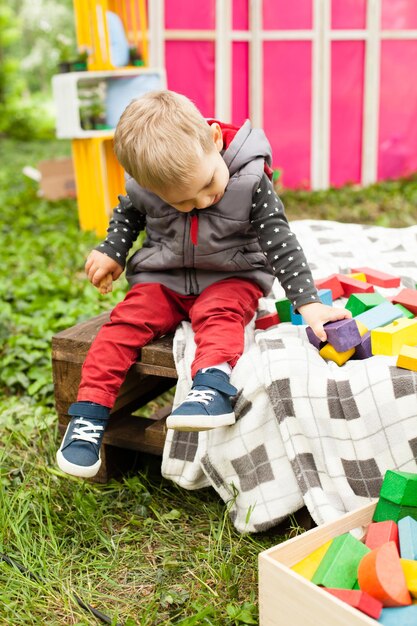 Foto junge spielt mit einem spielzeug im gras