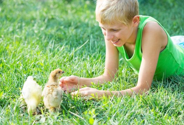 Foto junge spielt mit hühnern im garten