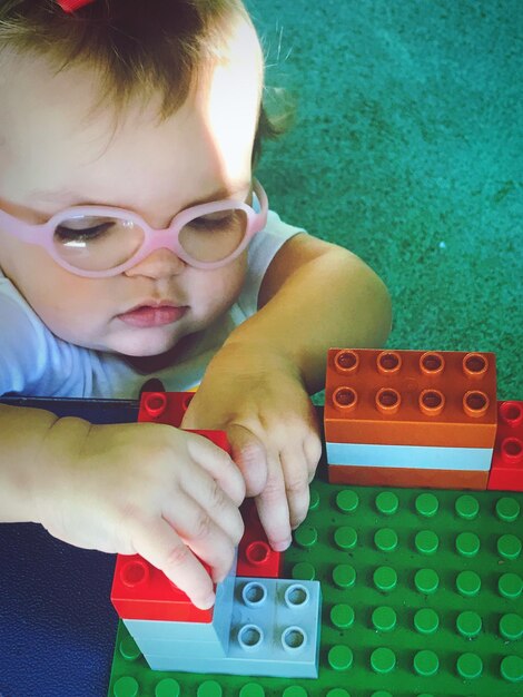 Foto junge spielt mit plastikblöcken