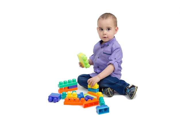 Junge spielt mit Plastikspielzeug, weißer Hintergrund isoliert