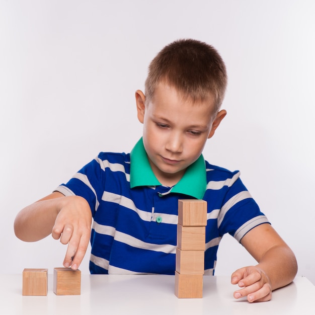 Junge spielt mit Würfeln