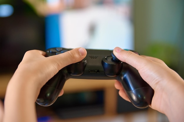 Junge spielt Videospiel mit Gamepad